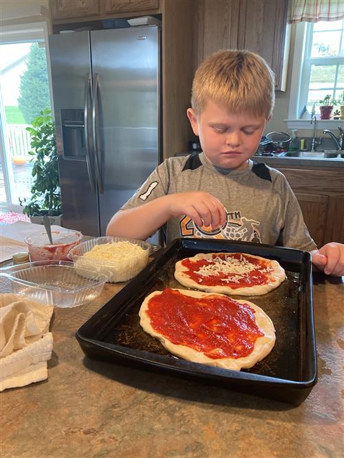 Student making pizza